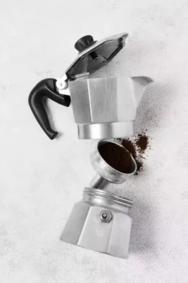 Moka Pot kahve demleme ekipmanı, geleneksel İtalyan tasarımıyla evde espresso hazırlamak için kullanılır.